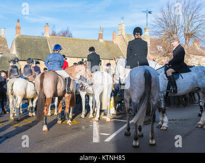 Brigstock, UK. Déc 26, 2017. Les participants à la chasse au phoque sur Pytchley forestiers 26 décembre 2017 se rassembler dans le village de Brigstock, en Angleterre, avant de partir sur leur chasse à travers la campagne du Northamptonshire au cours d'une journée ensoleillée. Crédit : Michael Foley/Alamy Live News Banque D'Images