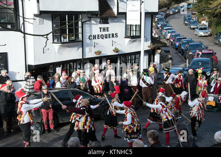 Village lâche, Maidstone, Kent, UK. Déc 26, 2017. Boughton Monchelsea Morris effectuer des danses traditionnelles le lendemain dans le village avec une grande foule de spectateurs. Crédit photo : hmimages/Alamy Live News. Banque D'Images