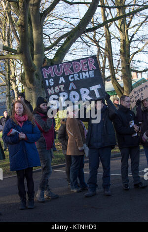 Sleaford, UK. Déc 26, 2017. La chasse a commencé d'Eastgate Blankney parking à Sleaford dans un changement de la longue tradition de séance sur le marché. Les Blankney hunt remonte à 1871 mais le boxing day répondre a été déplacée vers le parking situé à proximité de l'année en raison de problèmes de sécurité que le marché n'a pas pu accueillir le plus grand nombre de partisans. Un petit nombre de militants des droits des animaux ont organisé une manifestation pacifique contre le sport. Credit : James Copeland/Alamy Live News Banque D'Images