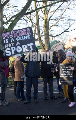 Sleaford, UK. Déc 26, 2017. La chasse a commencé d'Eastgate Blankney parking à Sleaford dans un changement de la longue tradition de séance sur le marché. Les Blankney hunt remonte à 1871 mais le boxing day répondre a été déplacée vers le parking situé à proximité de l'année en raison de problèmes de sécurité que le marché n'a pas pu accueillir le plus grand nombre de partisans. Un petit nombre de militants des droits des animaux ont organisé une manifestation pacifique contre le sport. Credit : James Copeland/Alamy Live News Banque D'Images