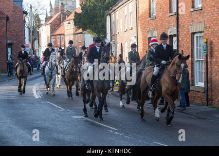 Sleaford, UK. Déc 26, 2017. La chasse a commencé d'Eastgate Blankney parking à Sleaford dans un changement de la longue tradition de séance sur le marché. Les Blankney hunt remonte à 1871 mais le boxing day répondre a été déplacée vers le parking situé à proximité de l'année en raison de problèmes de sécurité que le marché n'a pas pu accueillir le plus grand nombre de partisans. Un petit nombre de militants des droits des animaux ont organisé une manifestation pacifique contre le sport. Credit : James Copeland/Alamy Live News Banque D'Images