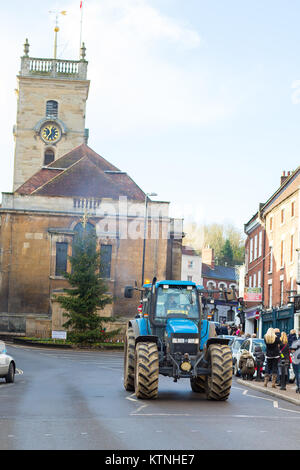 Bewdley, UK. Déc 26, 2017. Un convoi de tracteurs, à la fois moderne et vintage, sont considérés de descendre la rue de charge à Bewdley centre ville la sensibilisation et des fonds pour l'Kidderminster Worcestershire & Prostate Cancer Support Group. Commençant leur voyage à 10:00 de la forêt loin Pavillon des sports, Callow Hill, le premier des tracteurs sont arrivés dans la ville juste après 12:00 donnant l'attente de la foule une amende de spectacle festif voici. Credit : Lee Hudson/Alamy Live News Banque D'Images