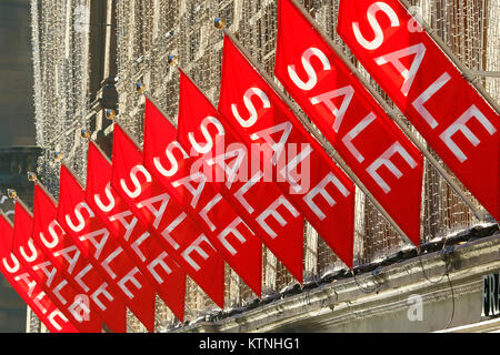 Glasgow, Royaume-Uni. Déc 26, 2017. Le Glasgow Buchanan Street, connue sous le nom de Glasgow's 'Style' a été rempli avec les consommateurs en profitant de la vente Boxing Day. Un peu de neige et de gel n'a pas mis les gens de shopping à la recherche de bonnes affaires après-Noël Crédit : Findlay/Alamy Live News Banque D'Images