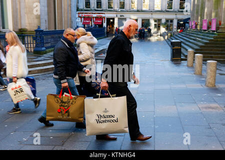 Glasgow, Royaume-Uni. Déc 26, 2017. Le Glasgow Buchanan Street, connue sous le nom de Glasgow's 'Style' a été rempli avec les consommateurs en profitant de la vente Boxing Day. Un peu de neige et de gel n'a pas mis les gens de shopping à la recherche de bonnes affaires après-Noël Crédit : Findlay/Alamy Live News Banque D'Images