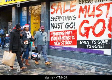 Glasgow, Royaume-Uni. Déc 26, 2017. Le Glasgow Buchanan Street, connue sous le nom de Glasgow's 'Style' a été rempli avec les consommateurs en profitant de la vente Boxing Day. Un peu de neige et de gel n'a pas mis les gens de shopping à la recherche de bonnes affaires après-Noël Crédit : Findlay/Alamy Live News Banque D'Images