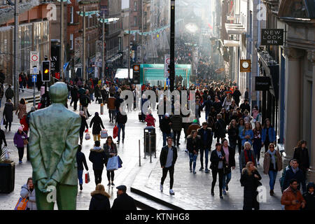 Glasgow, Royaume-Uni. Déc 26, 2017. Le Glasgow Buchanan Street, connue sous le nom de Glasgow's 'Style' a été rempli avec les consommateurs en profitant de la vente Boxing Day. Un peu de neige et de gel n'a pas mis les gens de shopping à la recherche de bonnes affaires après-Noël Crédit : Findlay/Alamy Live News Banque D'Images