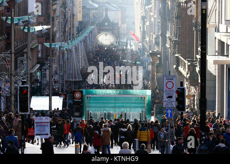 Glasgow, Royaume-Uni. Déc 26, 2017. Le Glasgow Buchanan Street, connue sous le nom de Glasgow's 'Style' a été rempli avec les consommateurs en profitant de la vente Boxing Day. Un peu de neige et de gel n'a pas mis les gens de shopping à la recherche de bonnes affaires après-Noël Crédit : Findlay/Alamy Live News Banque D'Images