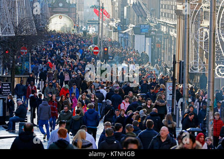 Glasgow, Royaume-Uni. Déc 26, 2017. Le Glasgow Buchanan Street, connue sous le nom de Glasgow's 'Style' a été rempli avec les consommateurs en profitant de la vente Boxing Day. Un peu de neige et de gel n'a pas mis les gens de shopping à la recherche de bonnes affaires après-Noël Crédit : Findlay/Alamy Live News Banque D'Images