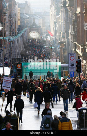 Glasgow, Royaume-Uni. Déc 26, 2017. Le Glasgow Buchanan Street, connue sous le nom de Glasgow's 'Style' a été rempli avec les consommateurs en profitant de la vente Boxing Day. Un peu de neige et de gel n'a pas mis les gens de shopping à la recherche de bonnes affaires après-Noël Crédit : Findlay/Alamy Live News Banque D'Images