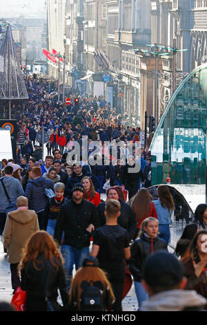 Glasgow, Royaume-Uni. Déc 26, 2017. Le Glasgow Buchanan Street, connue sous le nom de Glasgow's 'Style' a été rempli avec les consommateurs en profitant de la vente Boxing Day. Un peu de neige et de gel n'a pas mis les gens de shopping à la recherche de bonnes affaires après-Noël Crédit : Findlay/Alamy Live News Banque D'Images