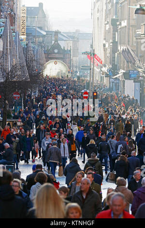 Glasgow, Royaume-Uni. Déc 26, 2017. Le Glasgow Buchanan Street, connue sous le nom de Glasgow's 'Style' a été rempli avec les consommateurs en profitant de la vente Boxing Day. Un peu de neige et de gel n'a pas mis les gens de shopping à la recherche de bonnes affaires après-Noël Crédit : Findlay/Alamy Live News Banque D'Images