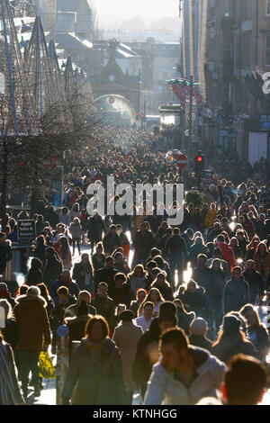 Glasgow, Royaume-Uni. Déc 26, 2017. Le Glasgow Buchanan Street, connue sous le nom de Glasgow's 'Style' a été rempli avec les consommateurs en profitant de la vente Boxing Day. Un peu de neige et de gel n'a pas mis les gens de shopping à la recherche de bonnes affaires après-Noël Crédit : Findlay/Alamy Live News Banque D'Images