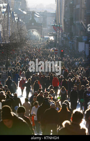 Glasgow, Royaume-Uni. Déc 26, 2017. Le Glasgow Buchanan Street, connue sous le nom de Glasgow's 'Style' a été rempli avec les consommateurs en profitant de la vente Boxing Day. Un peu de neige et de gel n'a pas mis les gens de shopping à la recherche de bonnes affaires après-Noël Crédit : Findlay/Alamy Live News Banque D'Images