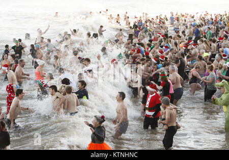 Vagues engloutir Boxing Day nageurs dans la mer à Cromer, Norfolk, au profit de l'Associaition AVC. Credit : Keith mindham/Alamy Live News Banque D'Images