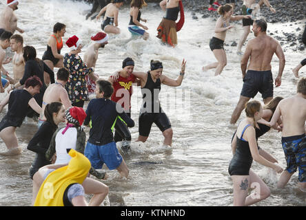 Le lendemain de la sortie de la mer froide nageurs à Cromer, Norfolk, au profit de l'Associaition AVC. Credit : Keith mindham/Alamy Live News Banque D'Images