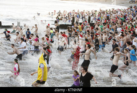 Boxing Day nageurs course pour faire le saut à Cromer, Norfolk, au profit de l'Associaition AVC. Credit : Keith mindham/Alamy Live News Banque D'Images