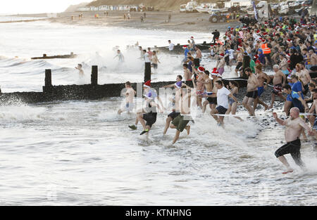 Boxing Day nageurs course pour faire le saut à Cromer, Norfolk, au profit de l'Associaition AVC. Credit : Keith mindham/Alamy Live News Banque D'Images