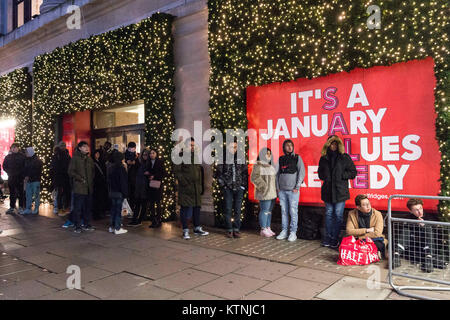 Londres, Royaume-Uni. Déc 26, 2017. File d'acheteurs à l'extérieur grand magasin Selfridges à Oxford Street à la recherche de l'aubaine dans les magasins vente Boxing Day annuel. Credit : ZUMA Press, Inc./Alamy Live News Banque D'Images