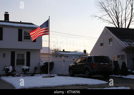 Levittown, USA. Déc 10, 2017. Les petites maisons d'habitation en photo dans une rue de Levittown, États-Unis, 10 décembre 2017. William Levitt construit près de 17 500 de ces dans les environs de New York et a ainsi créé le premier réseau express régional setllement. Les premières familles déplacé dans en 1947 et le 01 janvier 2018 marque le 70e anniversaire de la désignation officielle de Levittown comme une banlieue. Credit : Christina Horsten/dpa/Alamy Live News Banque D'Images