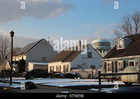 Levittown, USA. Déc 10, 2017. Les petites maisons d'habitation en photo dans une rue de Levittown, États-Unis, 10 décembre 2017. William Levitt construit près de 17 500 de ces dans les environs de New York et a ainsi créé le premier réseau express régional setllement. Les premières familles déplacé dans en 1947 et le 01 janvier 2018 marque le 70e anniversaire de la désignation officielle de Levittown comme une banlieue. Credit : Christina Horsten/dpa/Alamy Live News Banque D'Images