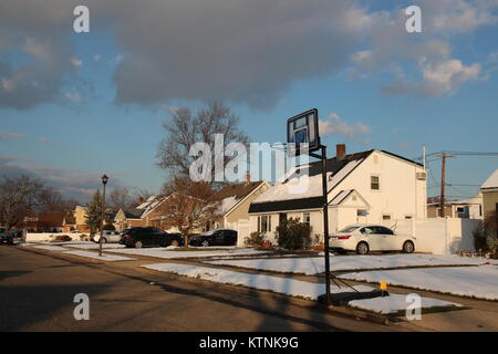 Levittown, USA. Déc 10, 2017. Les petites maisons d'habitation en photo dans une rue de Levittown, États-Unis, 10 décembre 2017. William Levitt construit près de 17 500 de ces dans les environs de New York et a ainsi créé le premier réseau express régional setllement. Les premières familles déplacé dans en 1947 et le 01 janvier 2018 marque le 70e anniversaire de la désignation officielle de Levittown comme une banlieue. Credit : Christina Horsten/dpa/Alamy Live News Banque D'Images