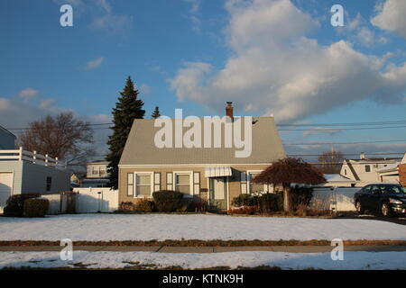 Levittown, USA. Déc 10, 2017. Les petites maisons d'habitation en photo dans une rue de Levittown, États-Unis, 10 décembre 2017. William Levitt construit près de 17 500 de ces dans les environs de New York et a ainsi créé le premier réseau express régional setllement. Les premières familles déplacé dans en 1947 et le 01 janvier 2018 marque le 70e anniversaire de la désignation officielle de Levittown comme une banlieue. Credit : Christina Horsten/dpa/Alamy Live News Banque D'Images