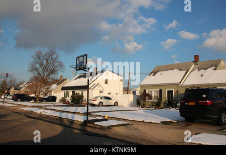 Levittown, USA. Déc 10, 2017. Les petites maisons d'habitation en photo dans une rue de Levittown, États-Unis, 10 décembre 2017. William Levitt construit près de 17 500 de ces dans les environs de New York et a ainsi créé le premier réseau express régional setllement. Les premières familles déplacé dans en 1947 et le 01 janvier 2018 marque le 70e anniversaire de la désignation officielle de Levittown comme une banlieue. Credit : Christina Horsten/dpa/Alamy Live News Banque D'Images