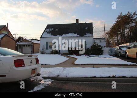 Levittown, USA. Déc 10, 2017. Les petites maisons d'habitation en photo dans une rue de Levittown, États-Unis, 10 décembre 2017. William Levitt construit près de 17 500 de ces dans les environs de New York et a ainsi créé le premier réseau express régional setllement. Les premières familles déplacé dans en 1947 et le 01 janvier 2018 marque le 70e anniversaire de la désignation officielle de Levittown comme une banlieue. Credit : Christina Horsten/dpa/Alamy Live News Banque D'Images