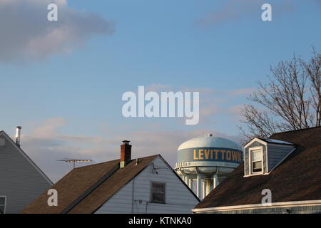 Levittown, USA. Déc 10, 2017. Les petites maisons d'habitation en photo dans une rue de Levittown, États-Unis, 10 décembre 2017. William Levitt construit près de 17 500 de ces dans les environs de New York et a ainsi créé le premier réseau express régional setllement. Les premières familles déplacé dans en 1947 et le 01 janvier 2018 marque le 70e anniversaire de la désignation officielle de Levittown comme une banlieue. Credit : Christina Horsten/dpa/Alamy Live News Banque D'Images