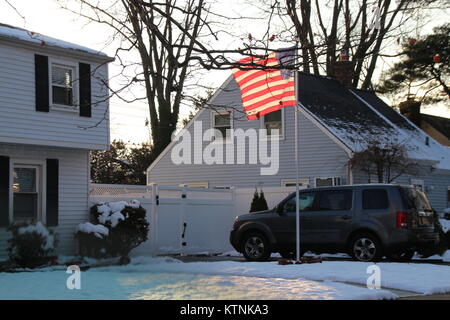 Levittown, USA. Déc 10, 2017. Les petites maisons d'habitation en photo dans une rue de Levittown, États-Unis, 10 décembre 2017. William Levitt construit près de 17 500 de ces dans les environs de New York et a ainsi créé le premier réseau express régional setllement. Les premières familles déplacé dans en 1947 et le 01 janvier 2018 marque le 70e anniversaire de la désignation officielle de Levittown comme une banlieue. Credit : Christina Horsten/dpa/Alamy Live News Banque D'Images