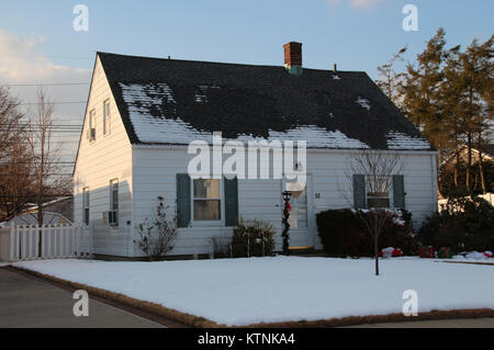 Levittown, USA. Déc 10, 2017. Une petite maison d'habitation à photographié dans une rue de Levittown, États-Unis, 10 décembre 2017. William Levitt construit près de 17 500 de ces dans les environs de New York et a ainsi créé le premier réseau express régional setllement. Les premières familles déplacé dans en 1947 et le 01 janvier 2018 marque le 70e anniversaire de la désignation officielle de Levittown comme une banlieue. Credit : Christina Horsten/dpa/Alamy Live News Banque D'Images