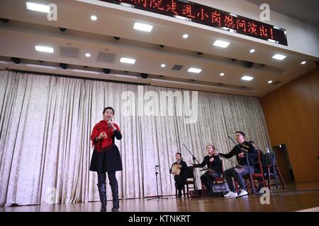 Fengyang, dans la province de Anhui en Chine. Déc 26, 2017. Gong Lijuan, un artiste de la société effectue de l'Opéra de Pékin à Xiaogang Village, la Chine de l'est la province de l'Anhui, du 26 déc 2017. La Compagnie nationale d'opéra a tenu une performance gratitude aux gens de Xiaogang Village mardi. Xiaogang est connu comme 'le berceau de la réforme rurale en Chine' depuis 1978 lorsque les villageois ont risqué d'adopter un système de responsabilité du contrat, à la personne qui a confié la gestion et la production des terres agricoles appartenant aux ménages individuels dans le cadre de contrats à long terme. Credit : Liu Junxi/Xinhua/Alamy Live News Banque D'Images