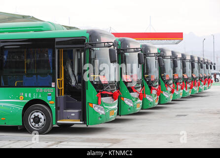 26 décembre 2017 - Luoyan, Luoyan, Chine - Luoyang, Chine 26 décembre 2017 :(usage éditorial uniquement. Chine OUT)Le bus électrique respectueux de l'environnement sont mises en application de Luoyang, province du Henan en Chine centrale, le 26 décembre, 2017. (Crédit Image : © SIPA l'Asie via Zuma sur le fil) Banque D'Images