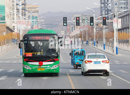 26 décembre 2017 - Luoyan, Luoyan, Chine - Luoyang, Chine 26 décembre 2017 :(usage éditorial uniquement. Chine OUT)Le bus électrique respectueux de l'environnement sont mises en application de Luoyang, province du Henan en Chine centrale, le 26 décembre, 2017. (Crédit Image : © SIPA l'Asie via Zuma sur le fil) Banque D'Images