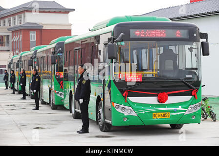 26 décembre 2017 - Luoyan, Luoyan, Chine - Luoyang, Chine 26 décembre 2017 :(usage éditorial uniquement. Chine OUT)Le bus électrique respectueux de l'environnement sont mises en application de Luoyang, province du Henan en Chine centrale, le 26 décembre, 2017. (Crédit Image : © SIPA l'Asie via Zuma sur le fil) Banque D'Images