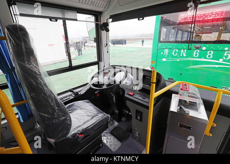 26 décembre 2017 - Luoyan, Luoyan, Chine - Luoyang, Chine 26 décembre 2017 :(usage éditorial uniquement. Chine OUT)Le bus électrique respectueux de l'environnement sont mises en application de Luoyang, province du Henan en Chine centrale, le 26 décembre, 2017. (Crédit Image : © SIPA l'Asie via Zuma sur le fil) Banque D'Images