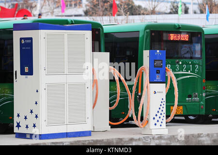 26 décembre 2017 - Luoyan, Luoyan, Chine - Luoyang, Chine 26 décembre 2017 :(usage éditorial uniquement. Chine OUT)Le bus électrique respectueux de l'environnement sont mises en application de Luoyang, province du Henan en Chine centrale, le 26 décembre, 2017. (Crédit Image : © SIPA l'Asie via Zuma sur le fil) Banque D'Images