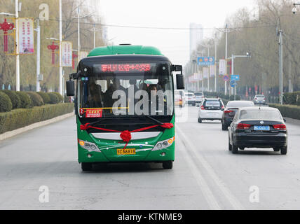 26 décembre 2017 - Luoyan, Luoyan, Chine - Luoyang, Chine 26 décembre 2017 :(usage éditorial uniquement. Chine OUT)Le bus électrique respectueux de l'environnement sont mises en application de Luoyang, province du Henan en Chine centrale, le 26 décembre, 2017. (Crédit Image : © SIPA l'Asie via Zuma sur le fil) Banque D'Images