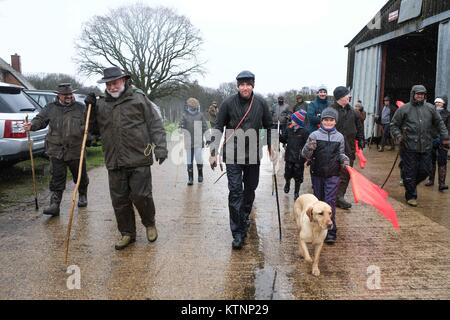 Amersham, UK. Dec 27, 2017. Fouets font leur chemin pour chasser les oiseaux sur un post sur Noël shoot faisan bas ferme dans le Buckinghamshire. Credit : claire doherty/Alamy Live News Banque D'Images