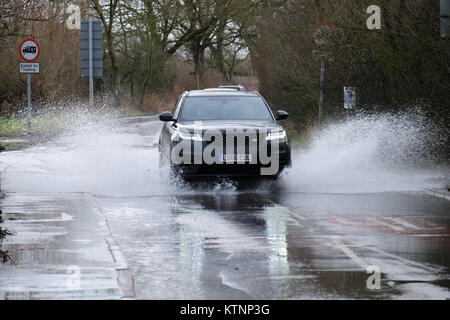 Les voitures roulent à travers l'eau d'inondation sur mountsorrel lane Banque D'Images