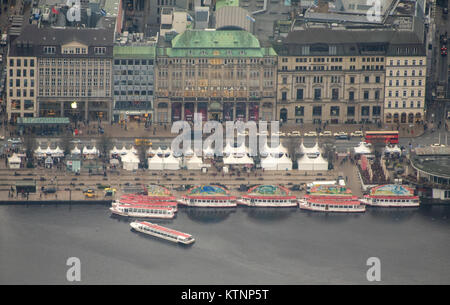 Hambourg, Allemagne. Dec 27, 2017. Vue sur le marché de Noël "Weisser Zauber' (lit. 'White Magic') à la rue Jungfernstieg, promenade le long de la rivière Binnenalster à Hambourg, Allemagne, 27 décembre 2017. (Photo faite à partir d'un avion). Crédit : Daniel Bockwoldt/dpa/Alamy Live News Banque D'Images