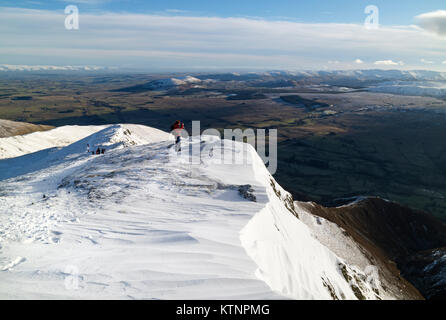 Lake District, Cumbria. Dec 27, 2017. Météo France : tandis que certaines régions plus au sud ont été confrontés à des problèmes d'accumulation de neige, hill promeneurs et autres amateurs de plein air ont été profiter de certaines conditions d'hiver spectaculaire sur la montagne de Blencathra dans le Lake District. Crédit : David Forster/Alamy Live News Banque D'Images