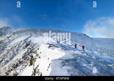 Lake District, Cumbria. Dec 27, 2017. Météo France : tandis que certaines régions plus au sud ont été confrontés à des problèmes d'accumulation de neige, hill promeneurs et autres amateurs de plein air ont été profiter de certaines conditions d'hiver spectaculaire sur la montagne de Blencathra dans le Lake District. Crédit : David Forster/Alamy Live News Banque D'Images