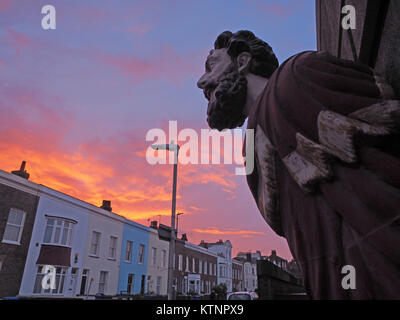 Sheerness, Kent, UK. Dec 27, 2017. Météo France : un magnifique coucher de soleil derrière Marine Parade sur un jour très froid. Une réplique de proue du HMS Forte regarde le spectaculaire coucher du soleil. Credit : James Bell/Alamy Live News Banque D'Images