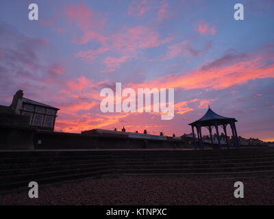 Sheerness, Kent, UK. Dec 27, 2017. Météo France : un magnifique coucher de soleil le long de la mer sur un jour très froid. Credit : James Bell/Alamy Live News Banque D'Images