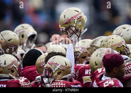 Shreveport, LA, USA. Dec 27, 2017. Les Seminoles rencontrez sur le champ avant de l'indépendance de la NCAA Walk-On Bowl match entre la Southern Mississippi Golden Eagles et la Florida State Seminoles au stade de l'indépendance à Shreveport, en Louisiane. Credit : Cal Sport Media/Alamy Live News Banque D'Images