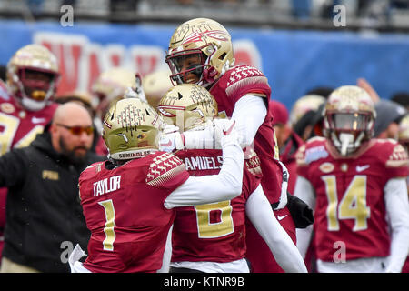 Shreveport, LA, USA. Dec 27, 2017. Les Seminoles célébrer une récupération lors d'un fumble le NCAA Walk-On Bowl l'indépendance entre la Southern Mississippi Golden Eagles et la Florida State Seminoles au stade de l'indépendance à Shreveport, en Louisiane. Credit : Cal Sport Media/Alamy Live News Banque D'Images