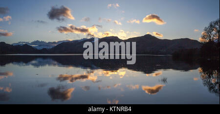 Catbells couchers derrière, reflétée dans Derwentwater, près de Keswick Banque D'Images