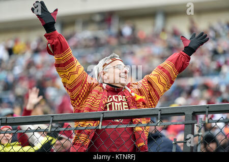 Shreveport, LA, USA. Dec 27, 2017. Des fans de l'État de Floride a eu beaucoup de courage au cours de l'indépendance de la NCAA Walk-On Bowl match entre la Southern Mississippi Golden Eagles et la Florida State Seminoles au stade de l'indépendance à Shreveport, en Louisiane. Chris Brown/CSM/Alamy Live News Banque D'Images