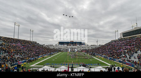 Shreveport, LA, USA. Dec 27, 2017. Quatre F-14s'effectuer un survol avant l'indépendance de la NCAA Walk-On Bowl match entre la Southern Mississippi Golden Eagles et la Florida State Seminoles au stade de l'indépendance à Shreveport, en Louisiane. Chris Brown/CSM/Alamy Live News Banque D'Images